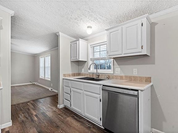 4th image of 104 S Vine St
