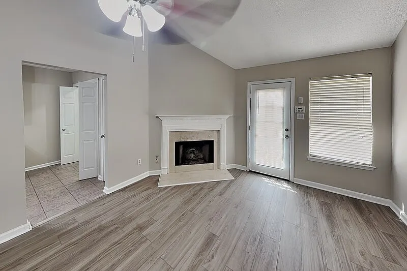 3 bed, 2.0 bath, 1334 sqft, $1,599 — Photo 2