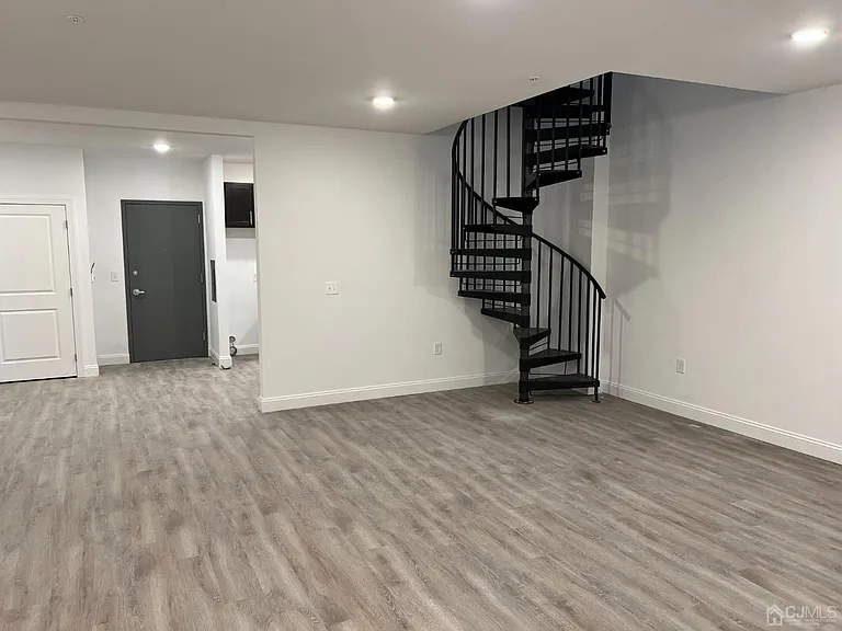 37 Main St #7 — Photo 2