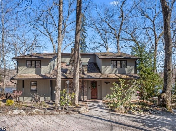 60 W Shore Dr, Bloomingdale Boro, NJ 07420