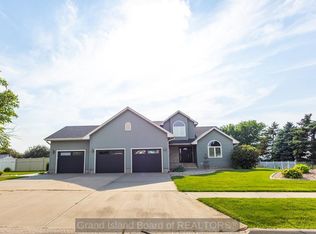 808 Redwood Rd, Grand Island, NE 68803