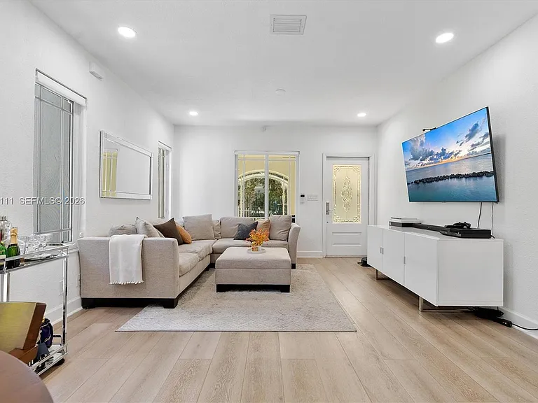 2231 SW 17th St — Photo 5