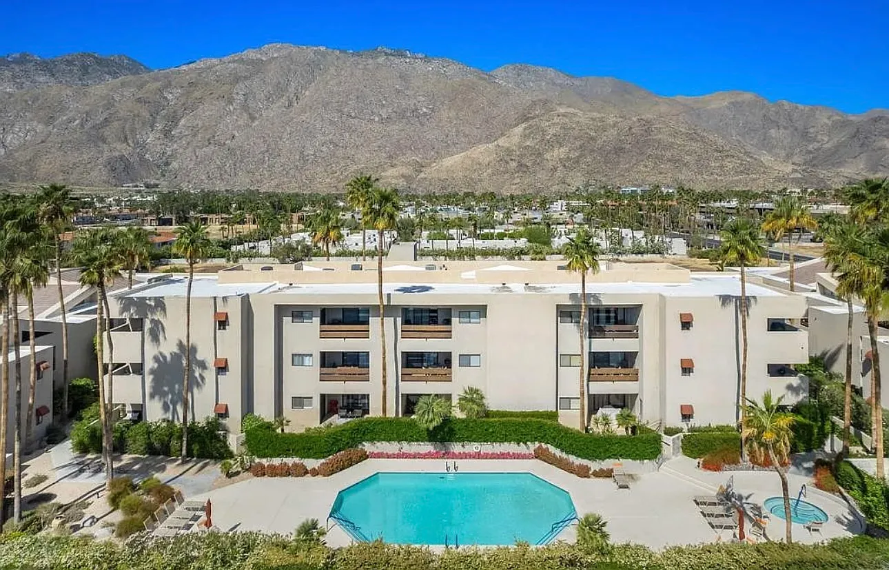 Live in Paradise downtown Palm Springs — Photo 1