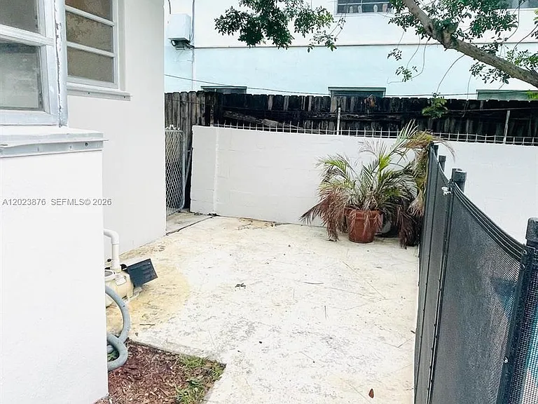 1020 SW 36th Ct — Photo 13