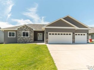 5301 S Woodsedge Trl, Sioux Falls, SD 57108