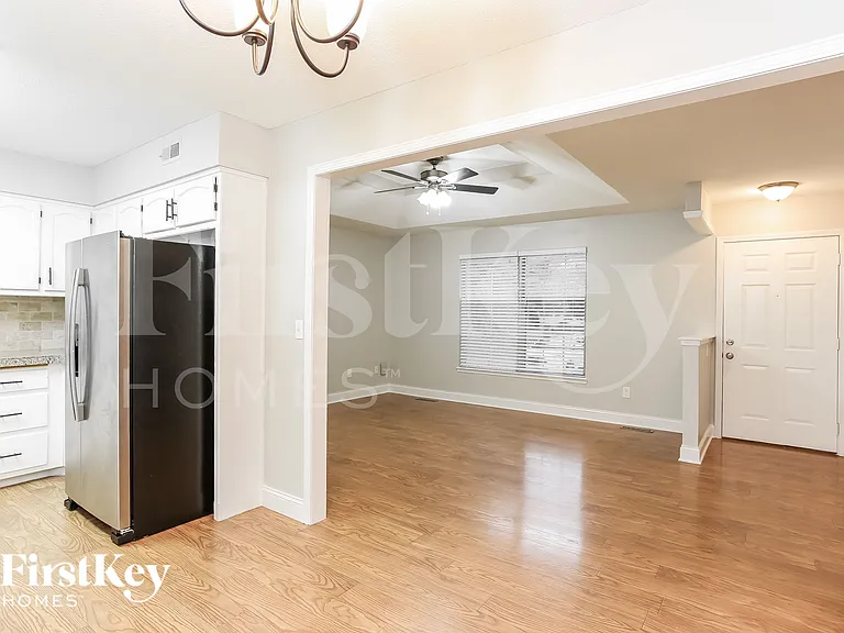 308 Oak St W — Photo 6