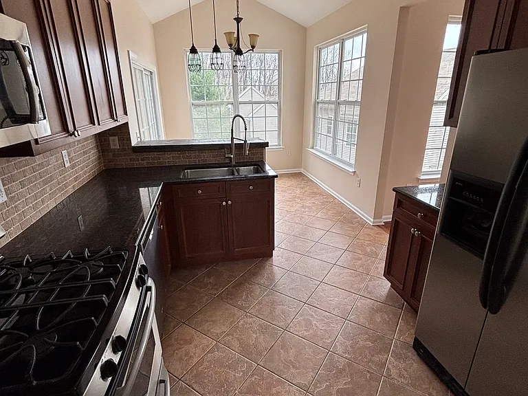 312 Winding Hill Dr — Photo 3