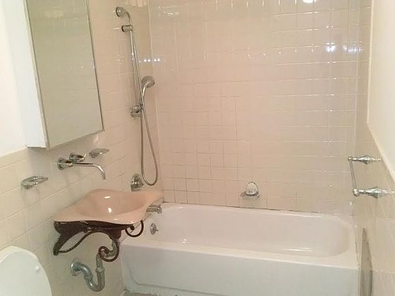5th image of 438 Putnam Ave APT 1