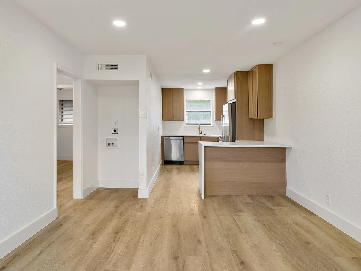 Carolina Apartments — Photo 4