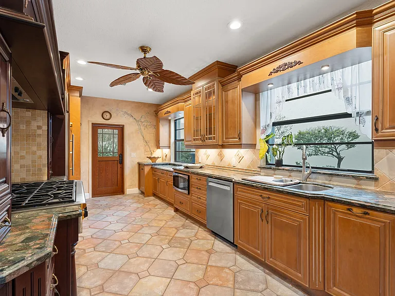 114 S Lake Dr — Photo 15