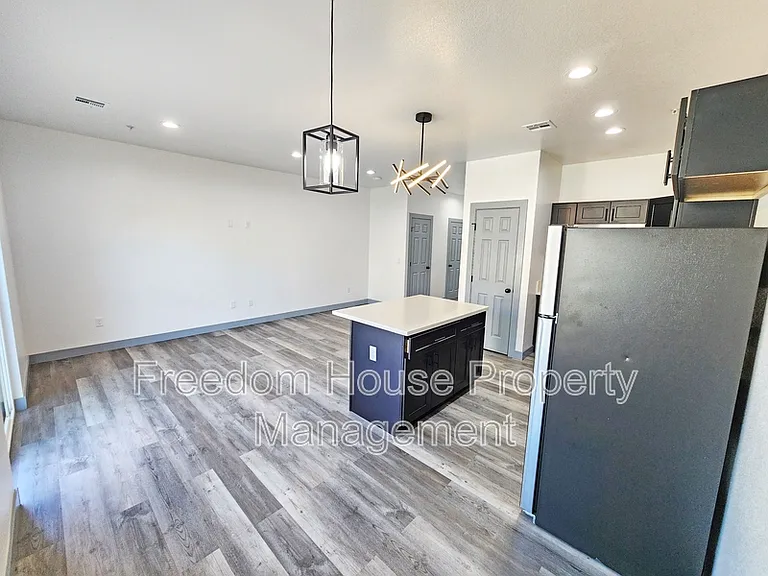 384 Erin St — Photo 12