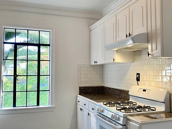 5th image of 364 S Cloverdale Ave #591895320