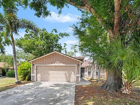 3rd image of 8211 COUNTRY OAKS COURT