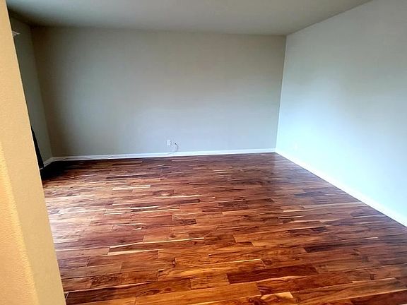 5th image of 1036 E Village Circle Dr S