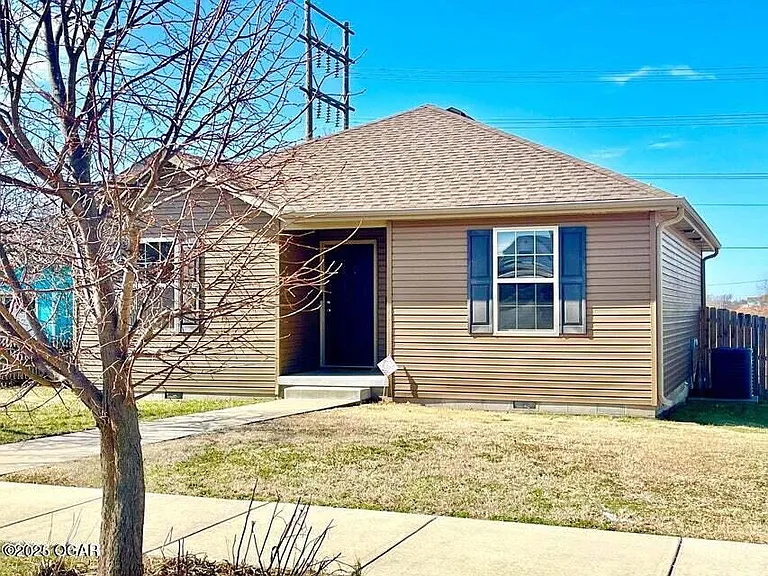 2830 S Pearl Ave — Photo 1