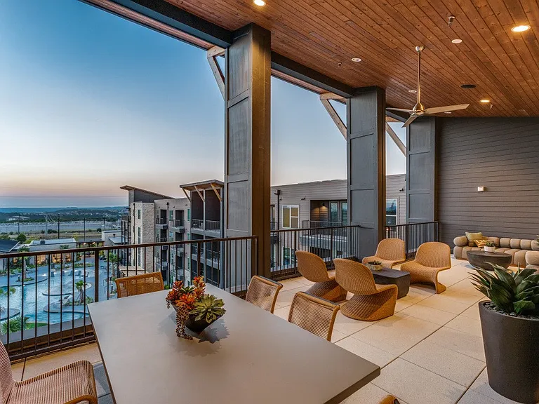 Aura High Pointe — Photo 32