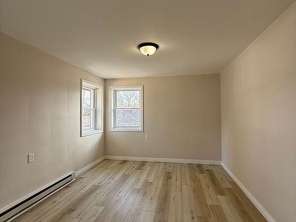 5th image of 172 Stonewood Ave Unit 3