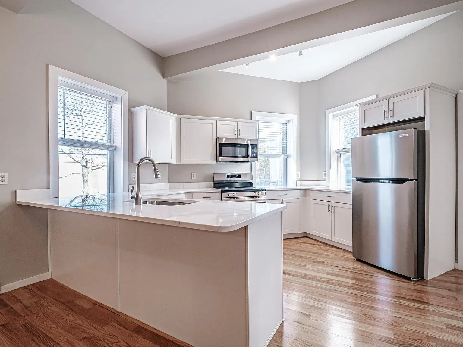 3 bed, 1300 sqft, $2,450 — Photo 3