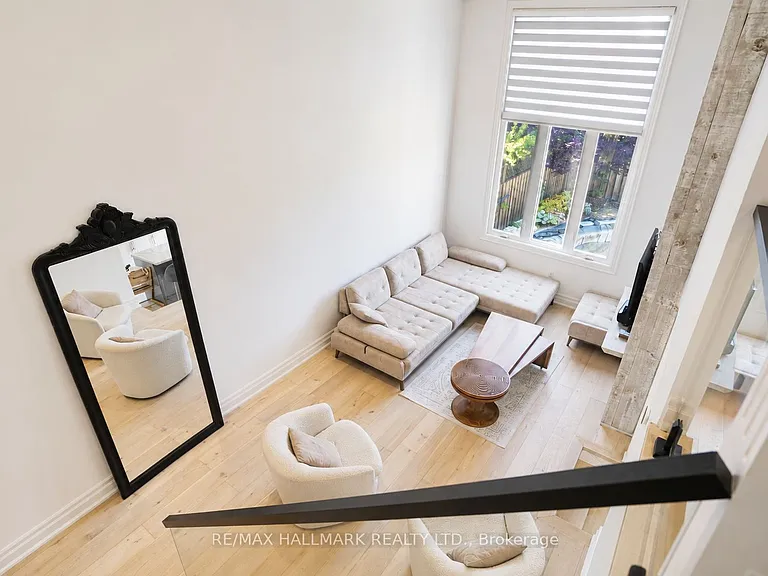 36 Kitsilano Cres — Photo 4