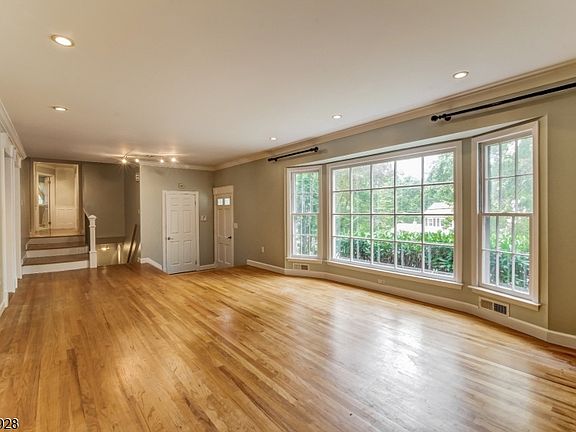 5th image of 62 Candlewood Dr