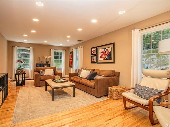 3rd image of 105 Inningwood Pl