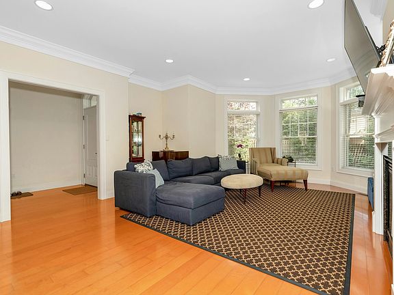 5th image of 25 E Linden Ave