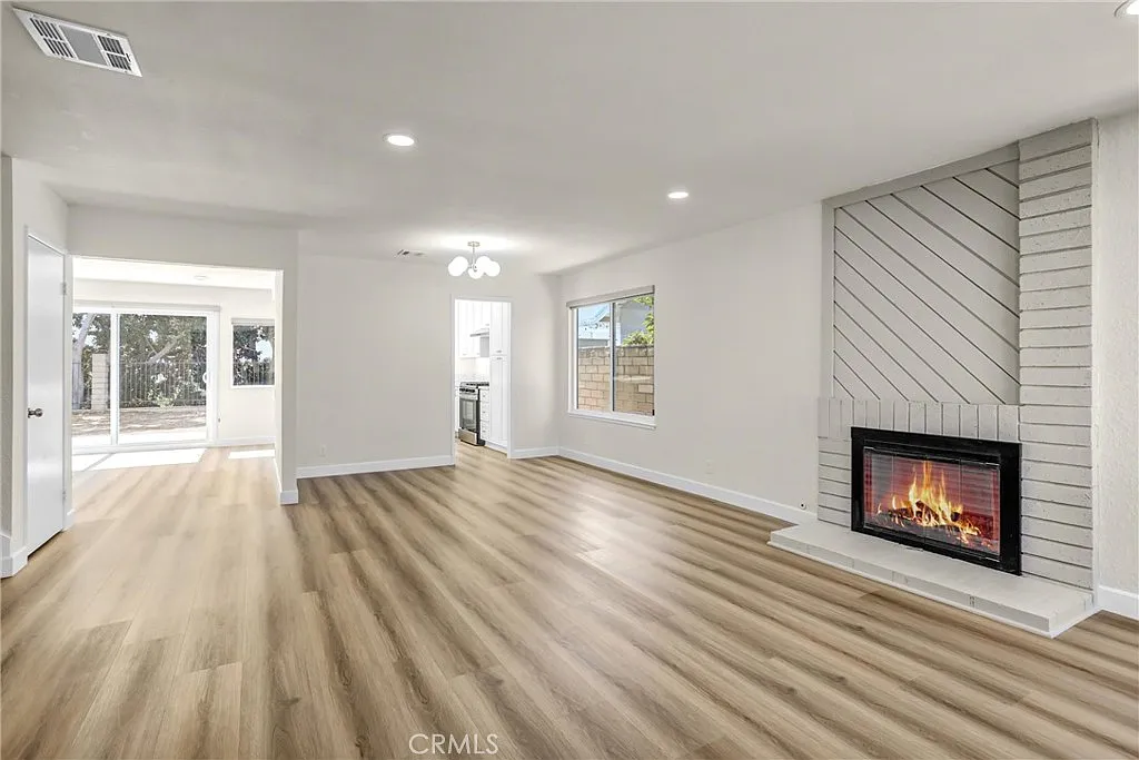 4 bed, 2.5 bath, 2116 sqft, $4,700 — Photo 4