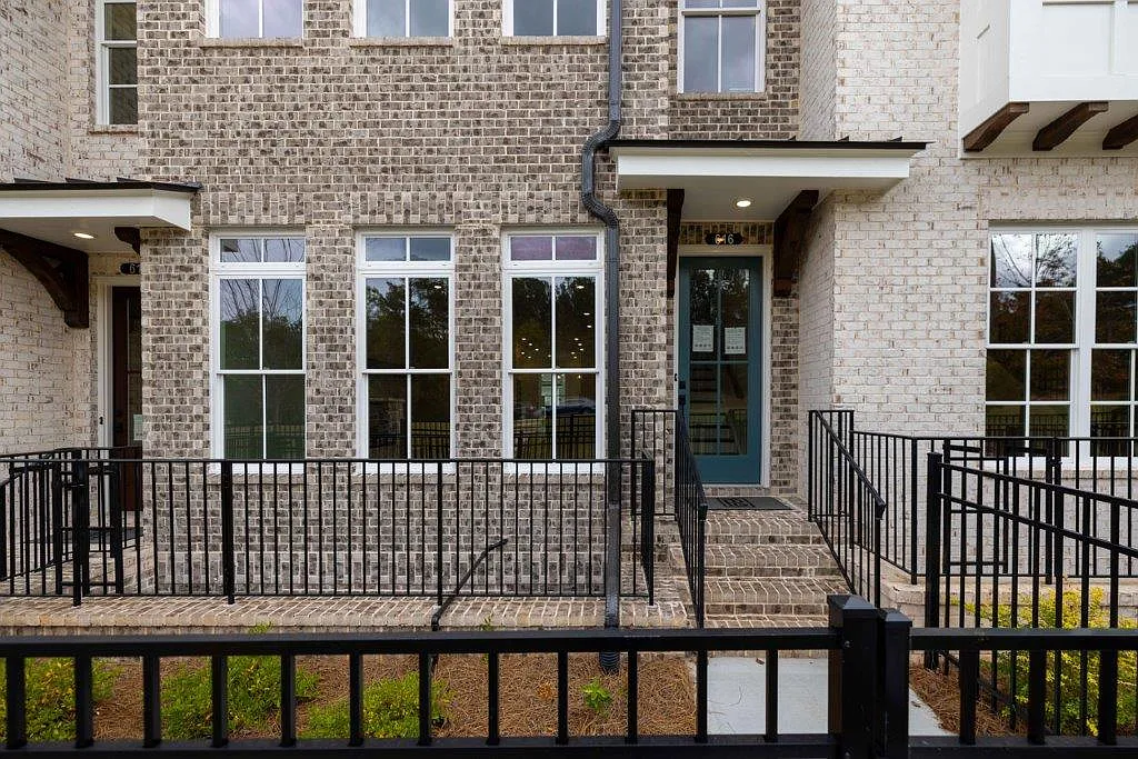 3 bed, 2.5 bath, 2528 sqft, $4,500 — Photo 1