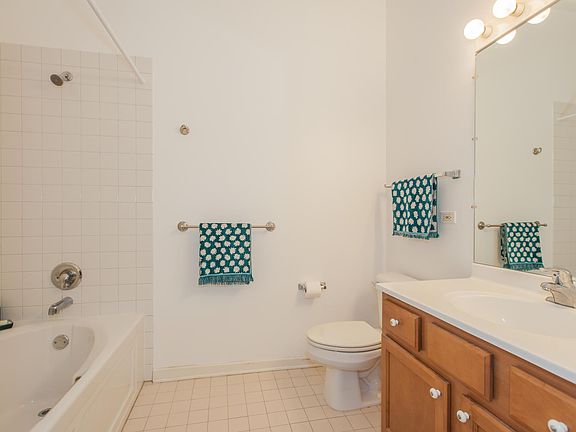 3rd image of 950 W Leland Ave APT 409