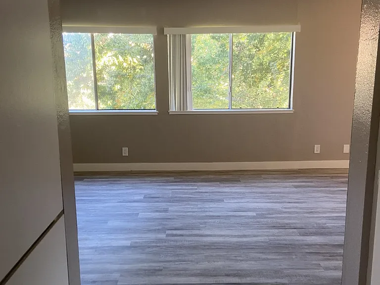 $500 Move In Special** Schedule your tour today!! Beautiful top floor views, lots of natural light, central air conditioning, East Sacramento location, you can't beat it. Reserve your unit today!