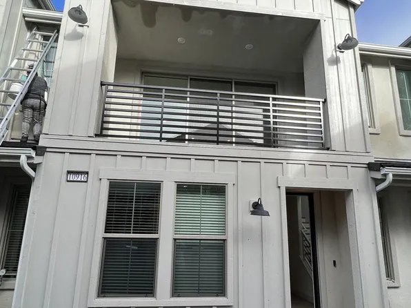 10916 N Honeysuckle Dr, Fresno, CA 93730