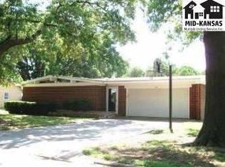 107 Sunset Ln, Haven, KS 67543