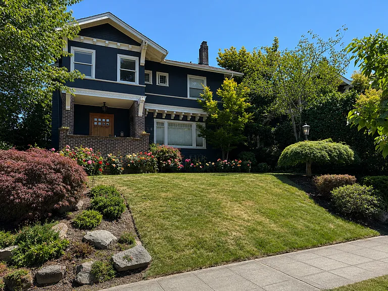 2818 Broadway E — Photo 1