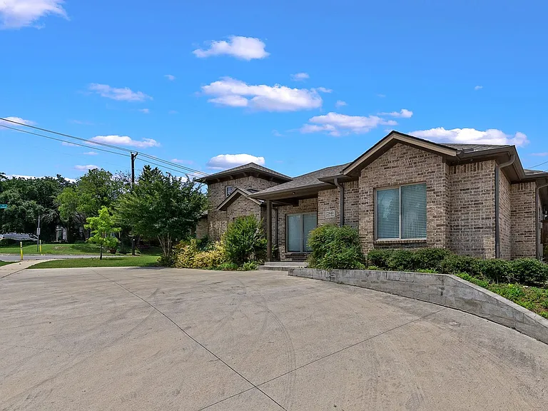2840 Forest Park Blvd — Photo 2