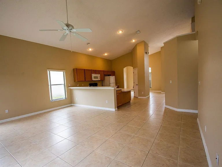 421 Lockbreeze Dr — Photo 11