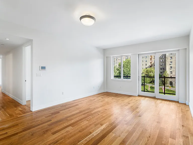 2727 Henry Hudson Pkwy W #504 — Photo 2