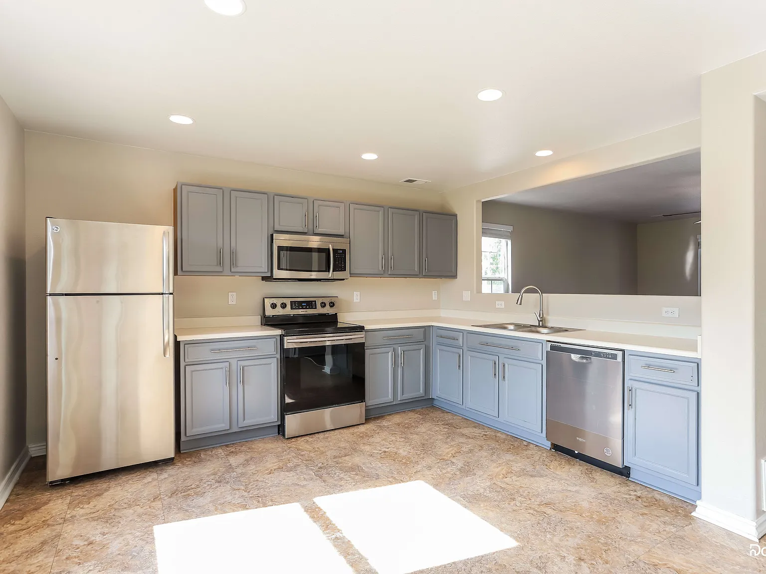 4 bed, 2.0 bath, 1446 sqft, $2,580 — Photo 3