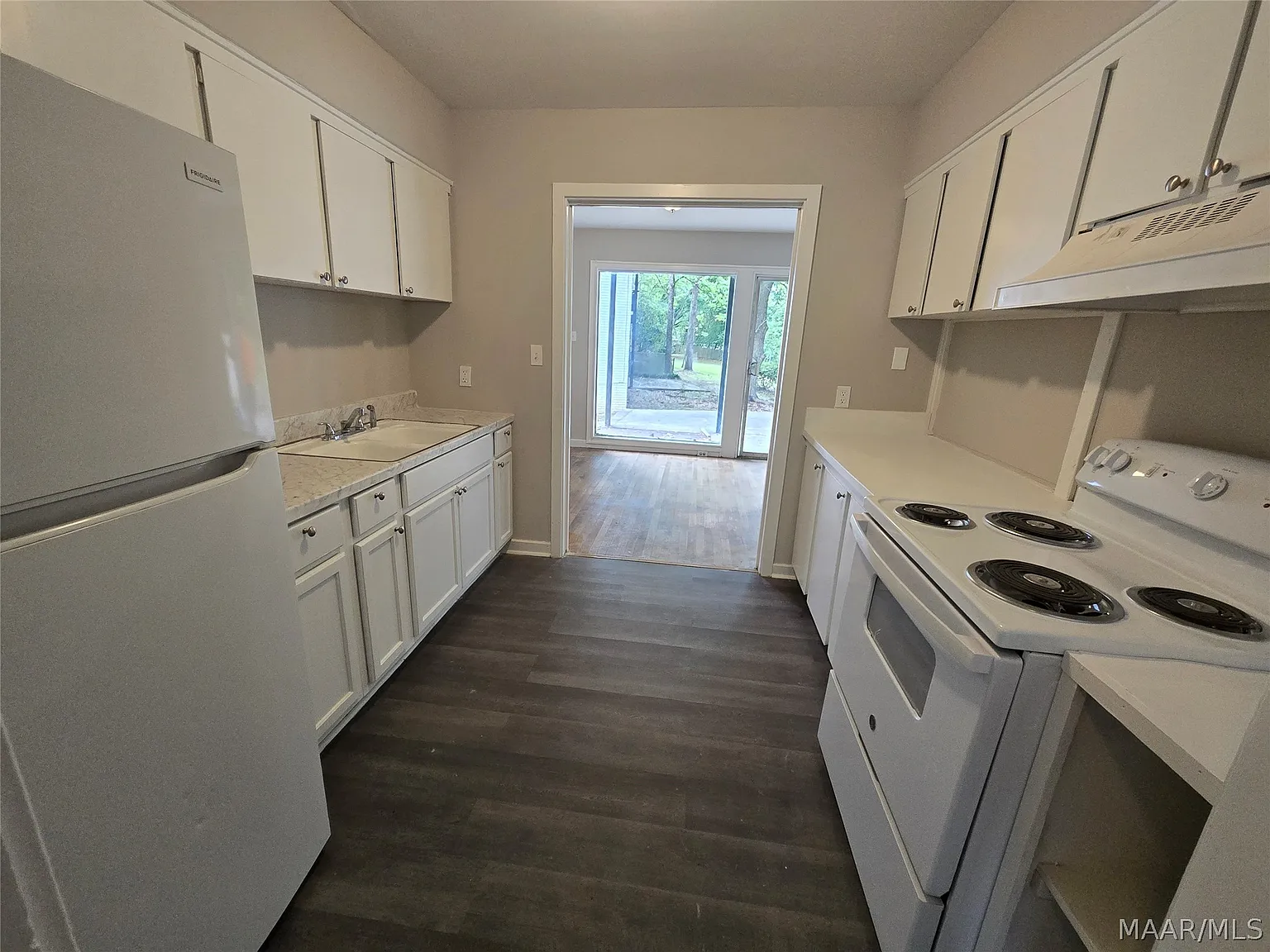 3 bed, 2.0 bath, 1050 sqft, $1,000 — Photo 4