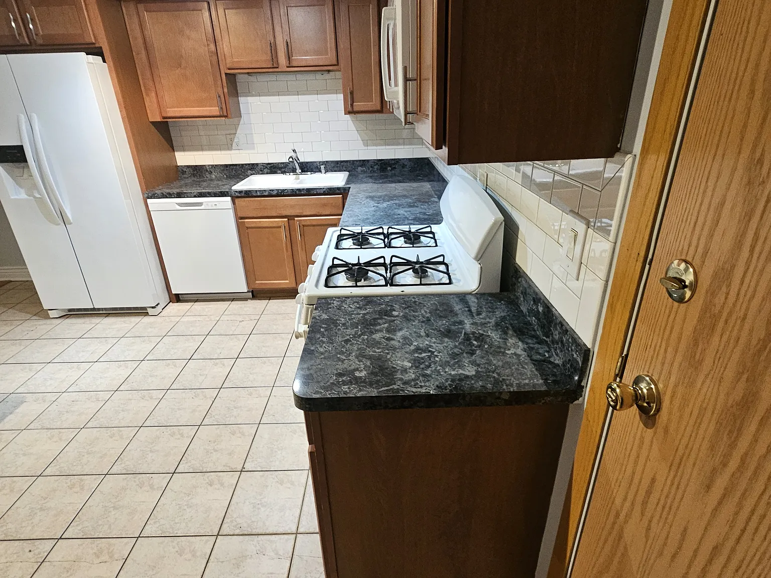 3 bed, 1200 sqft, $2,100 — Photo 3