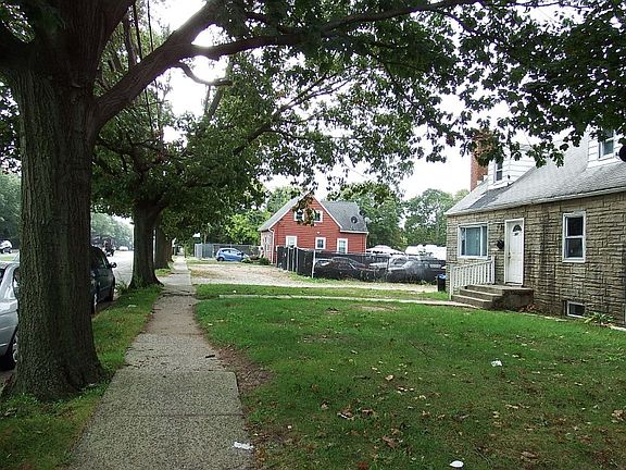 5th image of 283 Oak St