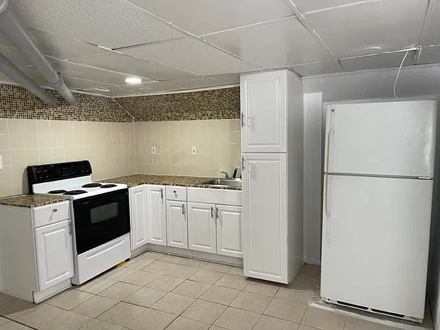 Spacious Lower-Level 2-Bedroom Apartment with Water Included — Photo 2