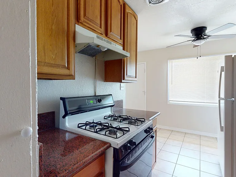 2515 10th ave — Photo 114