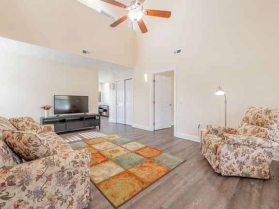 5th image of 500 Pin Oak Dr NW