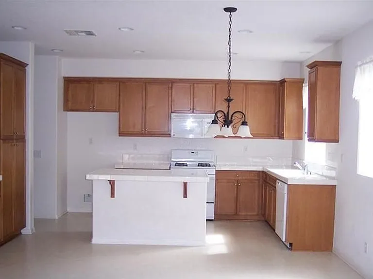 3207 Summer Breeze Ave — Photo 7