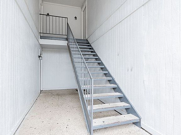 3rd image of 104 N Heights Dr APT 2