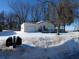 1260 Lakeview Ave, Windom, MN 56101