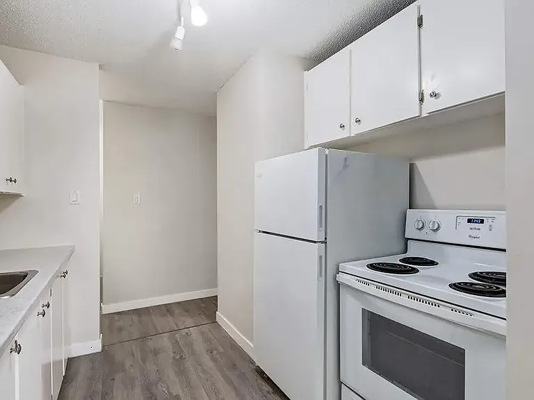 26 Maxwell Cres — Photo 1