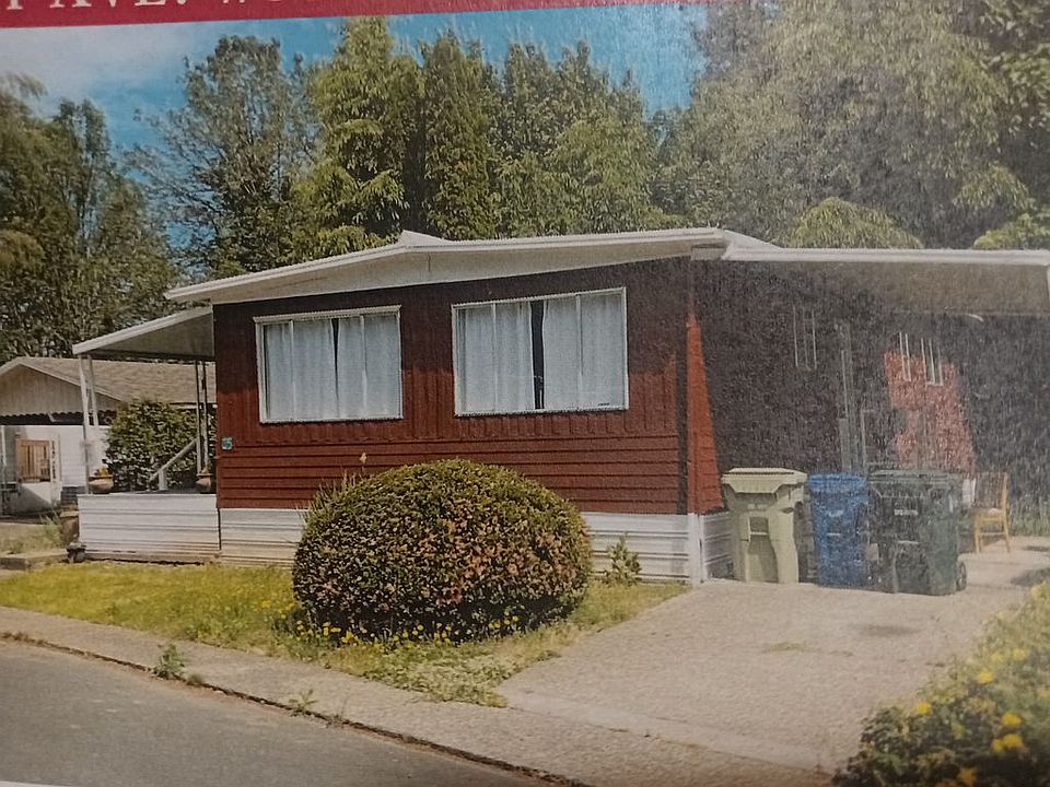 Well kept corner lot!!
