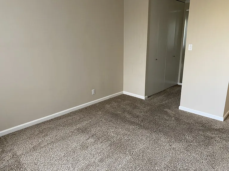 Burlingame Towers — Photo 19