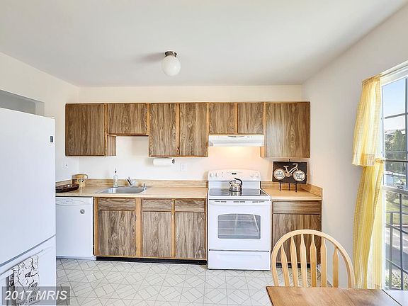 3rd image of 604 Greenbriar Ln